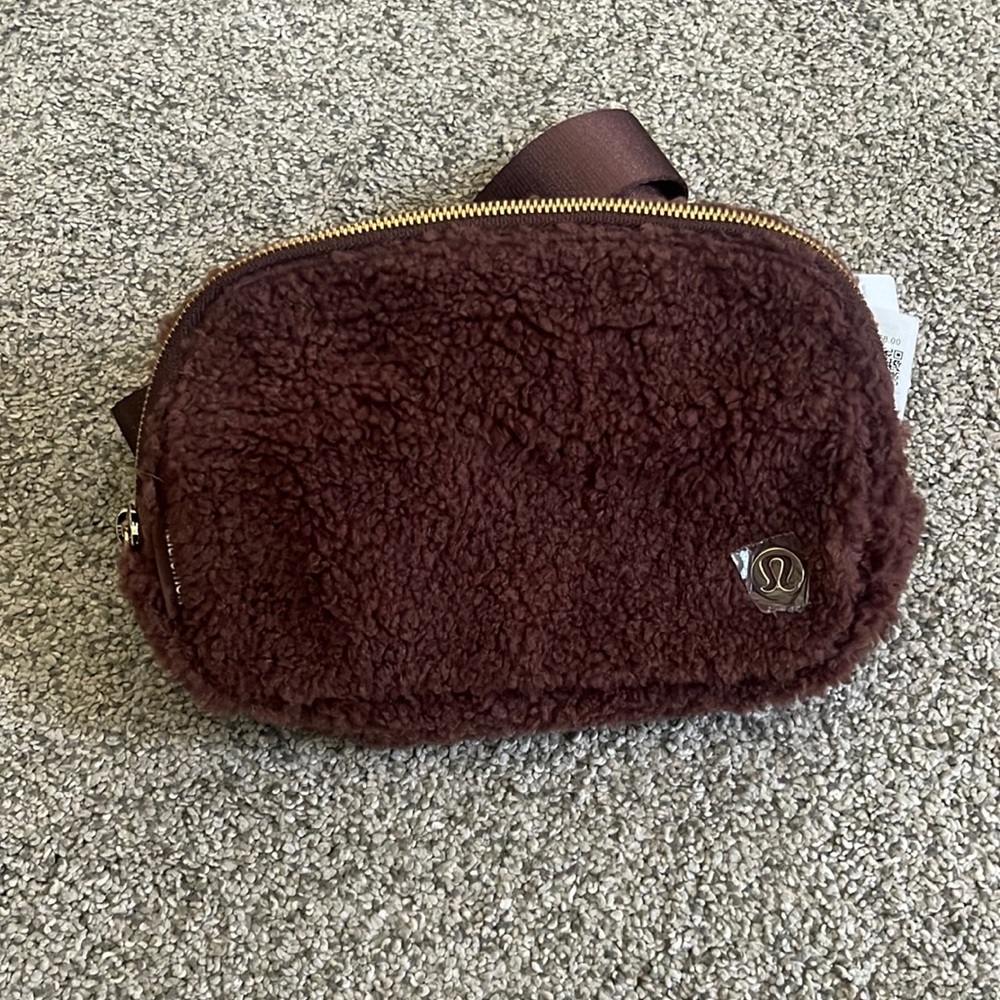 NWT fleece belt bag 1L